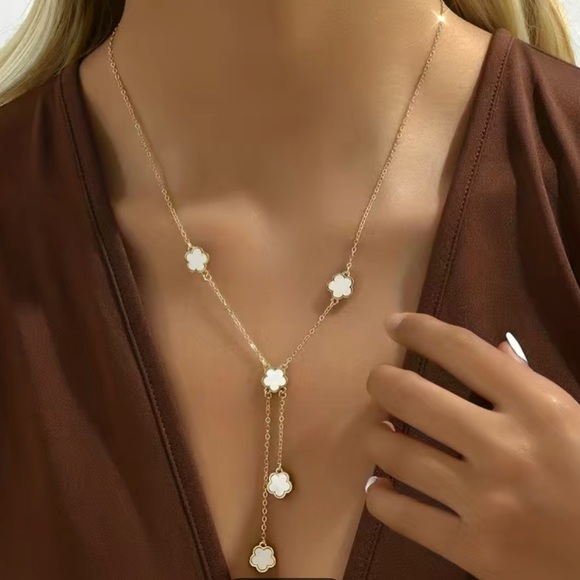 White Clover Star Flower Necklace - Picture 1 of 2